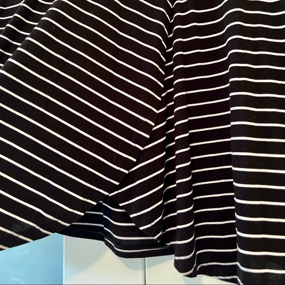 ✨EUC✨ OLD NAVY ACTIVE SHORT SLEEVE BLACK & WHITE STRIPPED T-SHIRT 🖤🤍 - Picture 3 of 5
